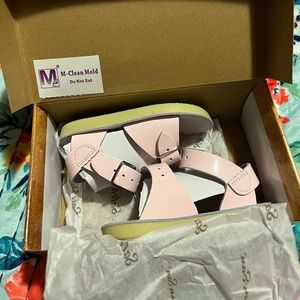 Brand New in the box light pink Sun San Salt Water Sandals size 4